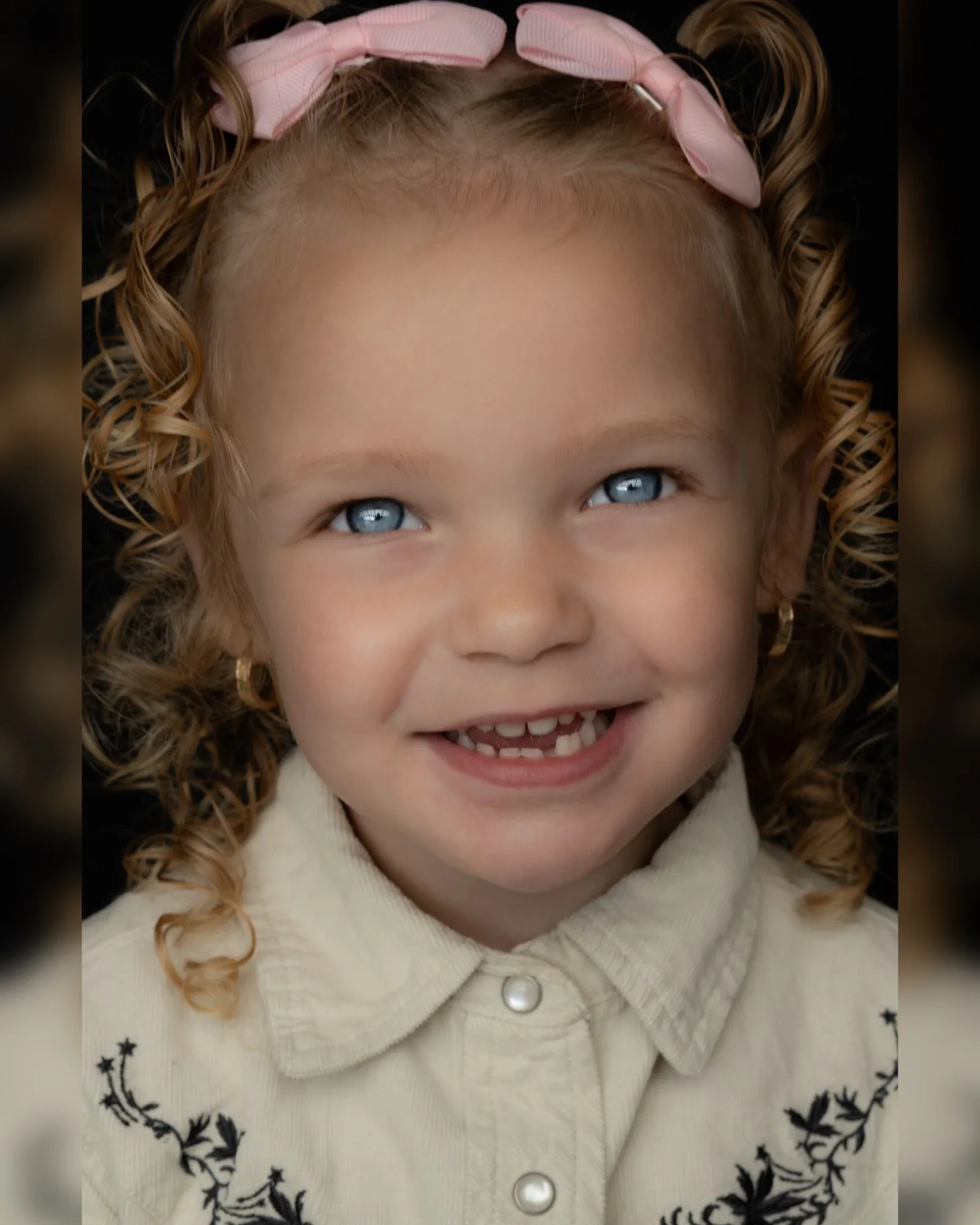 Fotostudio met softboxen en een lichte achtergrondrol