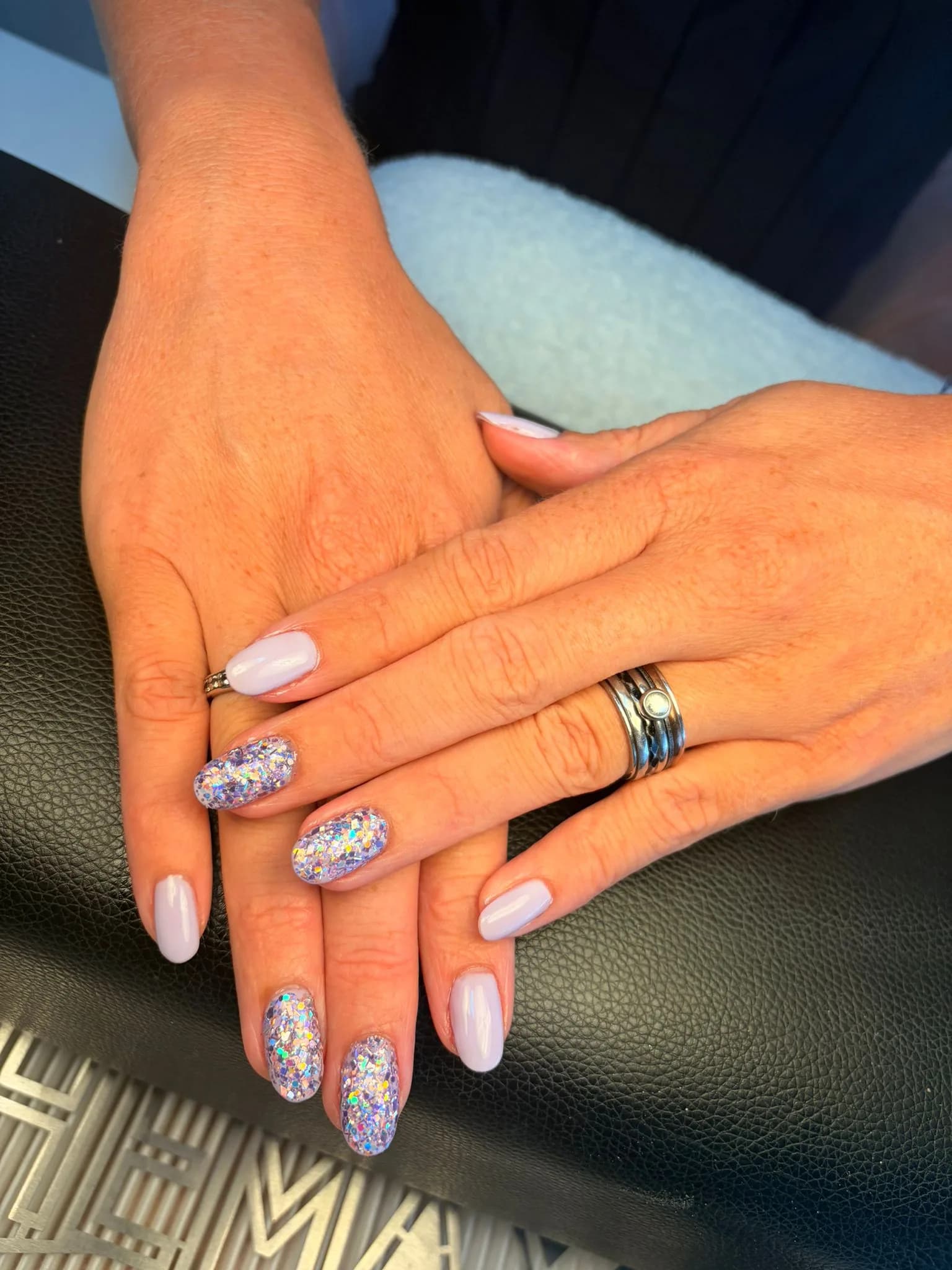 Verzorgde handen met een natuurlijke manicure op een wit linnen doek